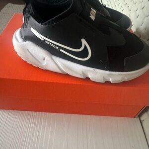 Nike Flex Runner 2. Kids Black and White Slip-On Sneakers